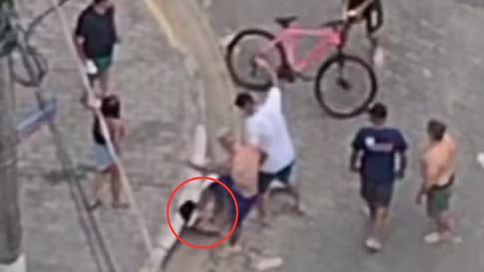 Imagens mostram jovem de 18 anos cercado e agredido por grupo em Praia Grande, levantando questões sobre justiça popular - Imagem: Reprodução