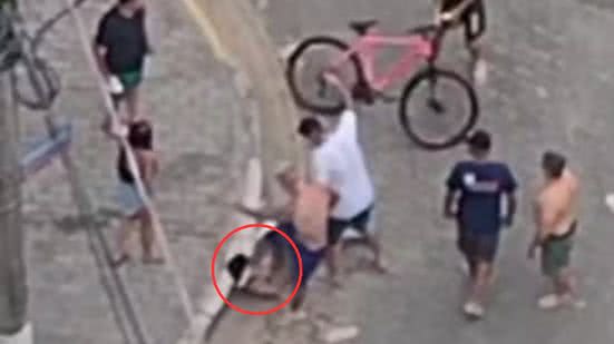 Imagens mostram jovem de 18 anos cercado e agredido por grupo em Praia Grande, levantando questões sobre justiça popular - Imagem: Reprodução