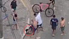 Imagens mostram jovem de 18 anos cercado e agredido por grupo em Praia Grande, levantando questões sobre justiça popular - Imagem: Reprodução