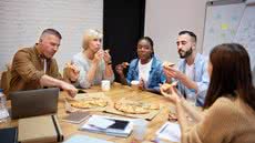 Pesquisas indicam que a distração durante refeições aumenta a persuasão - Imagem: Freepick