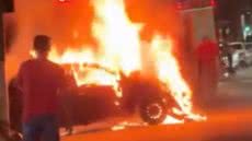 O carro estava na contramão antes de parar e pegar fogo - Imagem: Reprodução