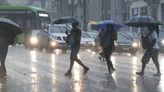 Cidades da Baixada Santista enfrentam alagamentos e dificuldades no trânsito após forte chuva nesta segunda-feira - Foto: Paulo Pinto/ Agência Brasil