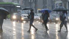 Cidades da Baixada Santista enfrentam alagamentos e dificuldades no trânsito após forte chuva nesta segunda-feira - Foto: Paulo Pinto/ Agência Brasil