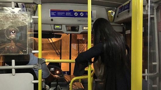 Legislação permitirá que passageiras solicitem desembarque fora do ponto a partir das 18h, visando aumentar a segurança - Imagem: Reprodução