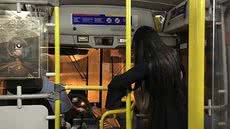 Legislação permitirá que passageiras solicitem desembarque fora do ponto a partir das 18h, visando aumentar a segurança - Imagem: Reprodução