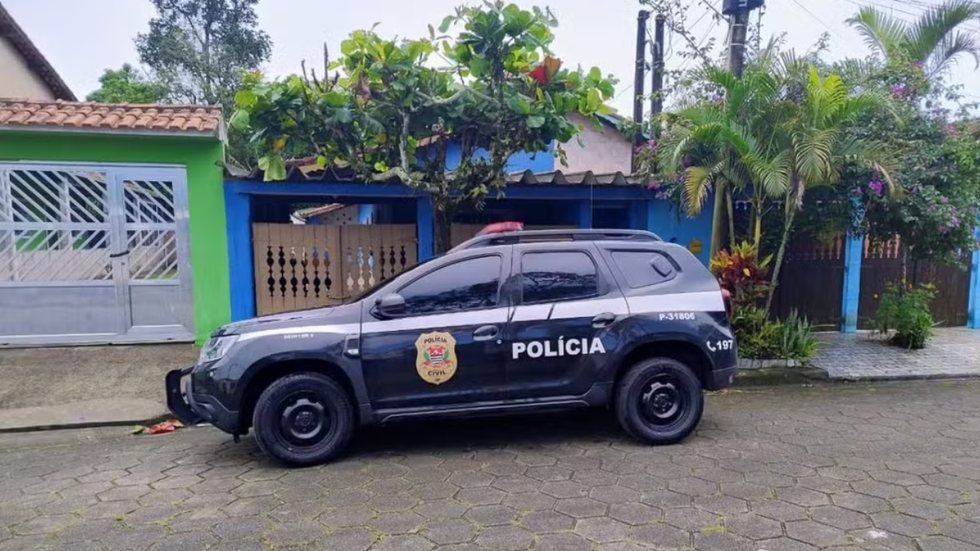 O crime ocorreu durante uma discussão entre a mulher e o suspeito, que mora em frente ao local do ataque - Imagem: Divulgação / Polícia Civil