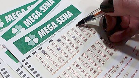 Golpe do bilhete premiado em Santos: idosa de 83 anos perde R$ 28 mil após ser enganada por dupla