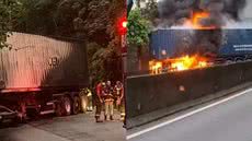 Um grave acidente entre carretas na Via Anchieta resultou em duas mortes e bloqueou totalmente a pista na altura de Cubatão - Foto: Daniela Rucio /TV Tribuna e Redes Sociais