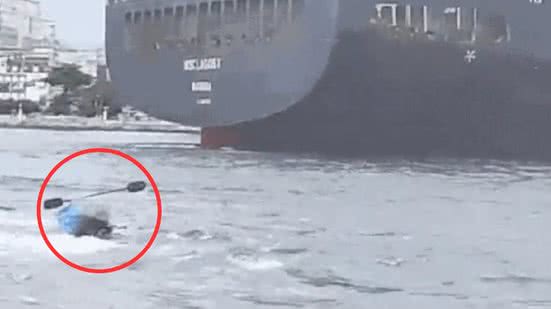 Imagem mostra o momento em que caiaque vira perto de navio cargueiro em Guarujá - Foto: Maristela Duarte