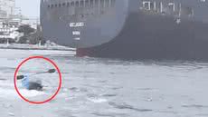 Imagem mostra o momento em que caiaque vira perto de navio cargueiro em Guarujá - Foto: Maristela Duarte