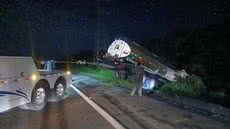 Após o susto com um besouro, o caminhão caiu em um barranco, mas felizmente não houve vazamento de combustível no local - Foto: Reprodução/ CCI Artesp