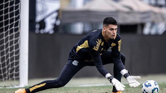 Brazão se destaca em disputas aéreas e rasteiras - Foto: Raul Baretta/ Santos FC