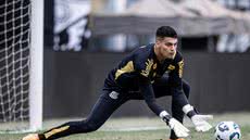 Brazão se destaca em disputas aéreas e rasteiras - Foto: Raul Baretta/ Santos FC