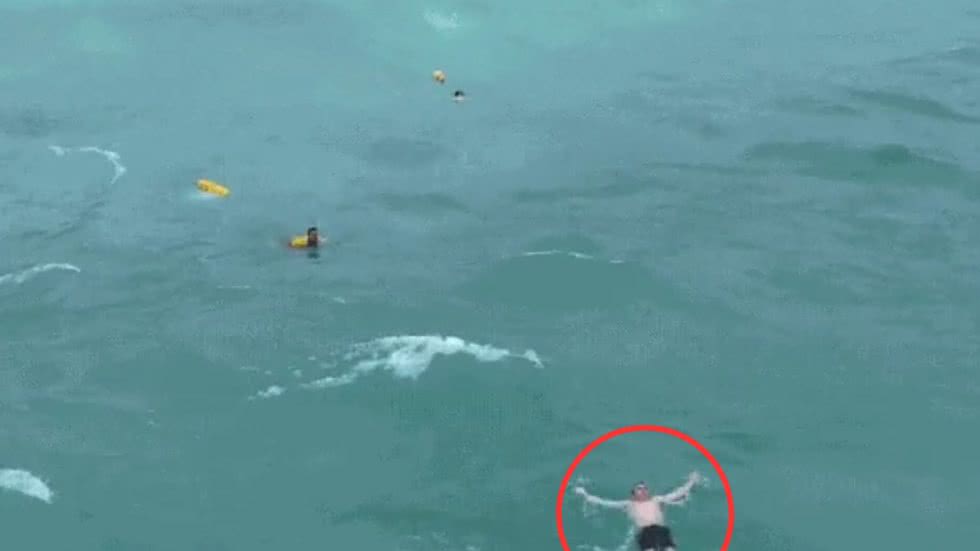 Um banhista foi arrastado pela correnteza, mas a equipe de resgate agiu rapidamente para evitar um afogamento grave na Praia da Enseada - Foto: Paulo Moreno/ MWDRONE013