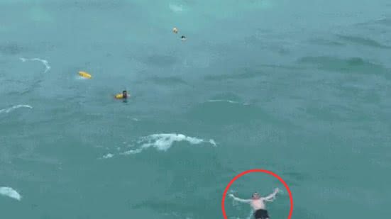 Um banhista foi arrastado pela correnteza, mas a equipe de resgate agiu rapidamente para evitar um afogamento grave na Praia da Enseada - Foto: Paulo Moreno/ MWDRONE013