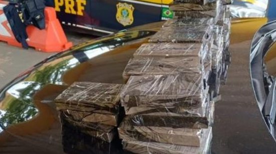 Agentes da PRF desconfiam de veículo e descobrem 154 iPhones escondidos, avaliados em R$ 780 mil - Foto: Polícia Rodoviária Federal
