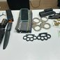 Polícia Civil encontra pistola, socos-ingleses e aparelhos de choque em casa de homem suspeito de violência na região - Foto: Divulgação/ Polícia Civil