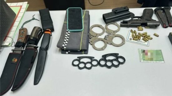 Polícia Civil encontra pistola, socos-ingleses e aparelhos de choque em casa de homem suspeito de violência na região - Foto: Divulgação/ Polícia Civil