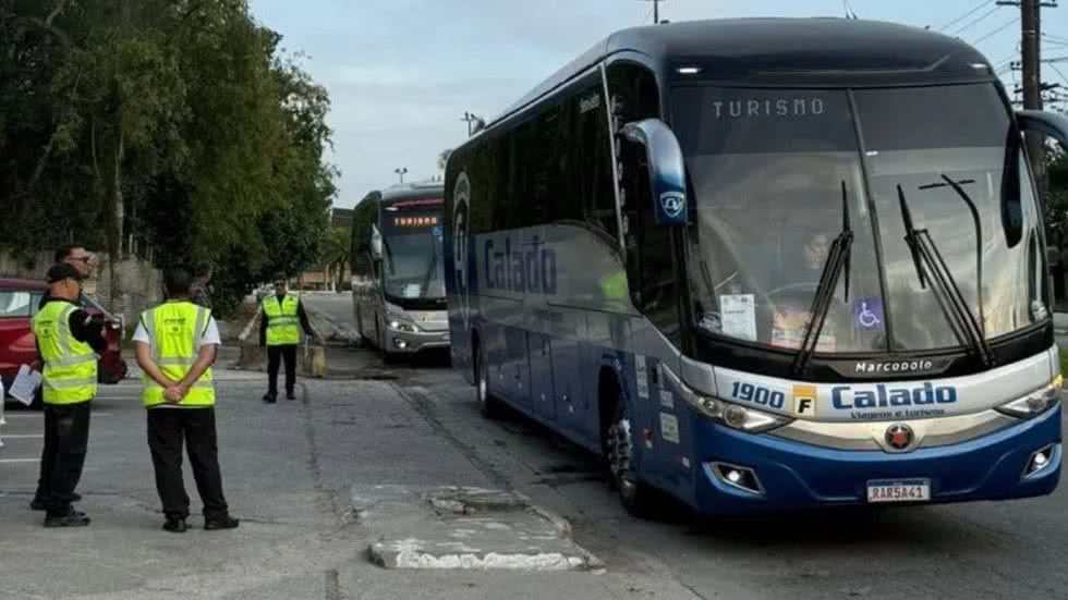 Seis ônibus foram apreendidos e mais de 60 multas foram aplicadas em uma ação coordenada pela Semob e Polícia Militar - Foto: Divulgação/ PMG
