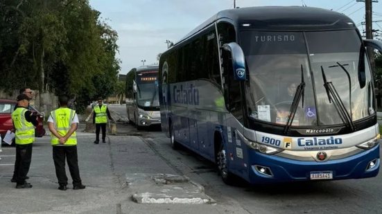 Seis ônibus foram apreendidos e mais de 60 multas foram aplicadas em uma ação coordenada pela Semob e Polícia Militar - Foto: Divulgação/ PMG