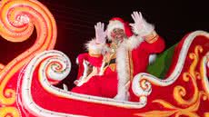 A Parada de Natal em Bertioga promete encantar com carros alegóricos e uma trilha sonora especial, criando uma atmosfera mágica para todos - Foto: Divulgação/ Prefeitura de Bertioga/ Laura Vid