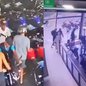Cerca de 15 criminosos invadiram loja em São Vicente, levando motos avaliadas em R$ 26 mil cada e causando pânico entre funcionários - Foto: Reprodução