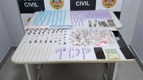 A ação policial resultou na prisão de dois jovens e na apreensão de drogas em Praia Grande, em uma área conhecida pelo tráfico - Imagem: Divulgação/ Polícia Civil