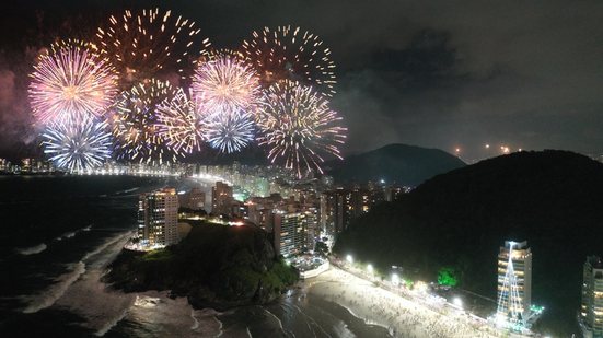 Descubra os melhores pontos para assistir ao show de fogos de artifício no Guarujá - Imagem: Divulgação / Prefeitura de Guarujá