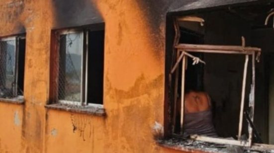 O fogo começou em um sofá e se espalhou rapidamente, mas moradores conseguiram controlar as chamas - Foto: Reprodução g1