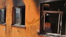 O fogo começou em um sofá e se espalhou rapidamente, mas moradores conseguiram controlar as chamas - Foto: Reprodução g1