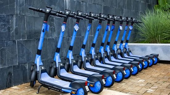 Empresas de aluguel de patinetes e bicicletas devem verificar a idade dos usuários - Foto: Divulgação / JET