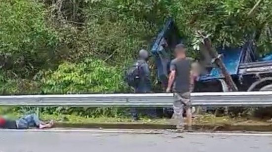 Falha no sistema de freios provoca tombamento de caminhão na Mogi-Bertioga - Imagem: Reprodução