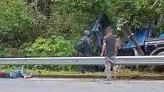 Falha no sistema de freios provoca tombamento de caminhão na Mogi-Bertioga - Imagem: Reprodução