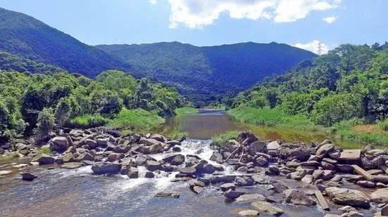 Equipes de resgate encontram corpo de um homem, mas buscas pelo segundo continuam com mais profissionais - Foto: Nair Bueno / Diário do Litoral