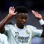 Após vaias da torcida, Vinicius Júnior expressa frustração com a falta de passes e a pressão em campo - Foto: Diego Souto / Getty Images