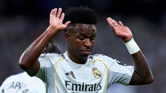 Após vaias da torcida, Vinicius Júnior expressa frustração com a falta de passes e a pressão em campo - Foto: Diego Souto / Getty Images