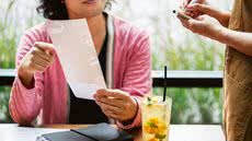 Prefeito de Santos confirma nova regra que obriga cardápios impressos para inclusão de todos os clientes - Imagem: Freepick