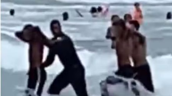 Após o roubo, os ladrões mergulharam no mar, mas a polícia não hesitou e os seguiu para efetuar a prisão na água - Imagem: Reprodução