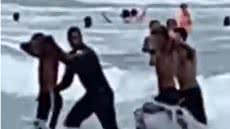 Após o roubo, os ladrões mergulharam no mar, mas a polícia não hesitou e os seguiu para efetuar a prisão na água - Imagem: Reprodução