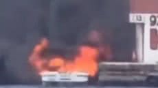 A lancha foi totalmente consumida pelo fogo, mas a segurança dos outros barcos foi garantida pelos bombeiros - Imagem: Reprodução