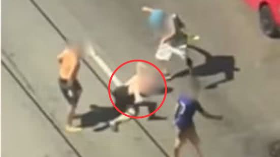 A situação se agravou rapidamente, levando a Polícia Militar a solicitar reforços para controlar a multidão enfurecida - Imagem: Reprodução