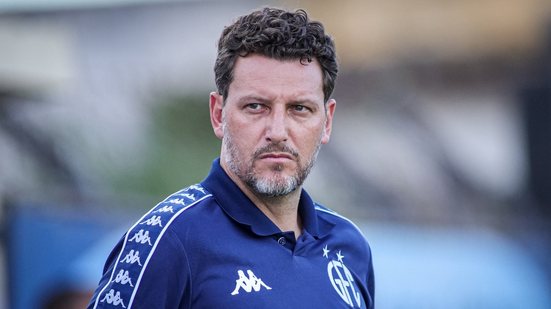 O ex-jogador Elano, que já teve passagens como auxiliar, agora lidera o Guarani até a contratação de um novo técnico - Foto: Divulgação / Guarani
