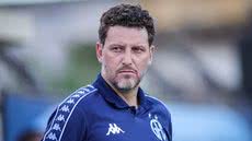 O ex-jogador Elano, que já teve passagens como auxiliar, agora lidera o Guarani até a contratação de um novo técnico - Foto: Divulgação / Guarani