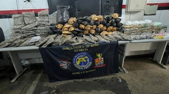 Uma operação policial em Guarujá resultou na apreensão de mais de 100 quilos de drogas enterradas em um depósito subterrâneo - Foto: Divulgação/ Polícia Militar