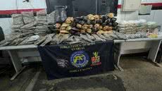 Uma operação policial em Guarujá resultou na apreensão de mais de 100 quilos de drogas enterradas em um depósito subterrâneo - Foto: Divulgação/ Polícia Militar