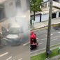 Um Citroën C3 pegou fogo na Avenida Ana Costa, mas ocupantes saíram a tempo, evitando ferimentos graves - Foto: Reprodução/ Bruno Gutierrez