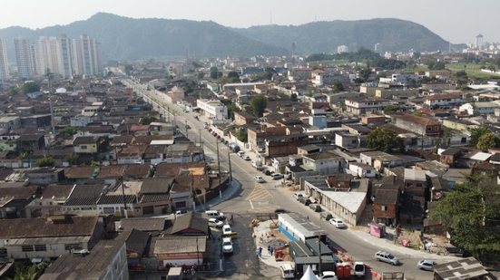 Quase meio quilo de maconha e outras drogas foram encontradas; polícia investiga paradeiro dos fugitivos - Foto: Divulgação / Prefeitura de Santos
