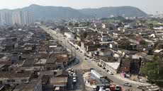 Quase meio quilo de maconha e outras drogas foram encontradas; polícia investiga paradeiro dos fugitivos - Foto: Divulgação / Prefeitura de Santos