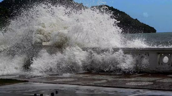 A nova frente fria promete chuvas de 60 a 100 mm e mar agitado entre 17 e 21 de outubro - Foto: Silvio Luiz/Jornal A Tribuna