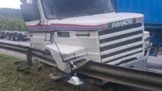 O caminhão ficou atravessado na pista, bloqueando o fluxo e causando longas filas de veículos na rodovia em Cubatão - Imagem: Reprodução